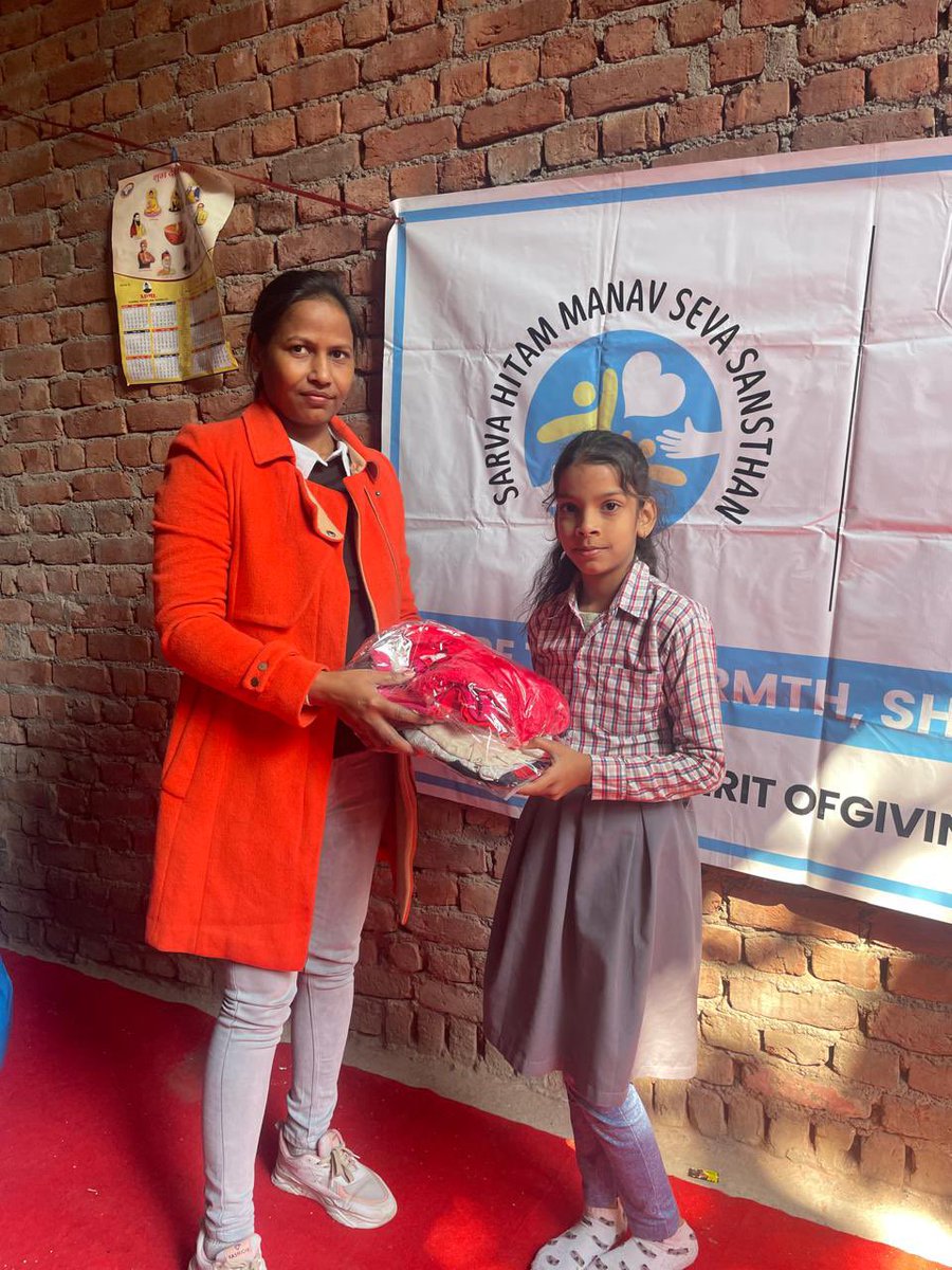sonalgoelias's tweet photo. In many corners of the world, darkness lingers where no helping hand reaches.
But together, we can change that! ✨
#SarvaHitam Manav Seva Sansthan, through #ProjectAruna , brought hope to Taimoor Nagar, Delhi, by distributing donated clothes to those in need. The warmth of generosity and love has now embraced the right hearts 💕
Let's stand together to build a kinder world! 🌍✨
Support their mission by donating or volunteering—because every small effort creates a big impact 🙏🏻🙌
#ProjectAruna #SarvaHitam #SpreadingKindness #DonateForGood
