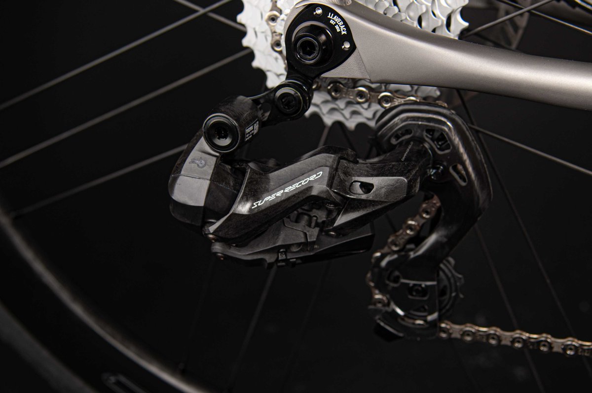 JLaverackTi's tweet photo. The R J.ACK AM64 - where innovative 3D printed technology meets timeless design to create a lightweight, sleek and cable free super bike.

#JLaverack #AM64 #RJACK #3Dprinting #BespokeBike  #Innovation https://t.co/7EoZjJigvr