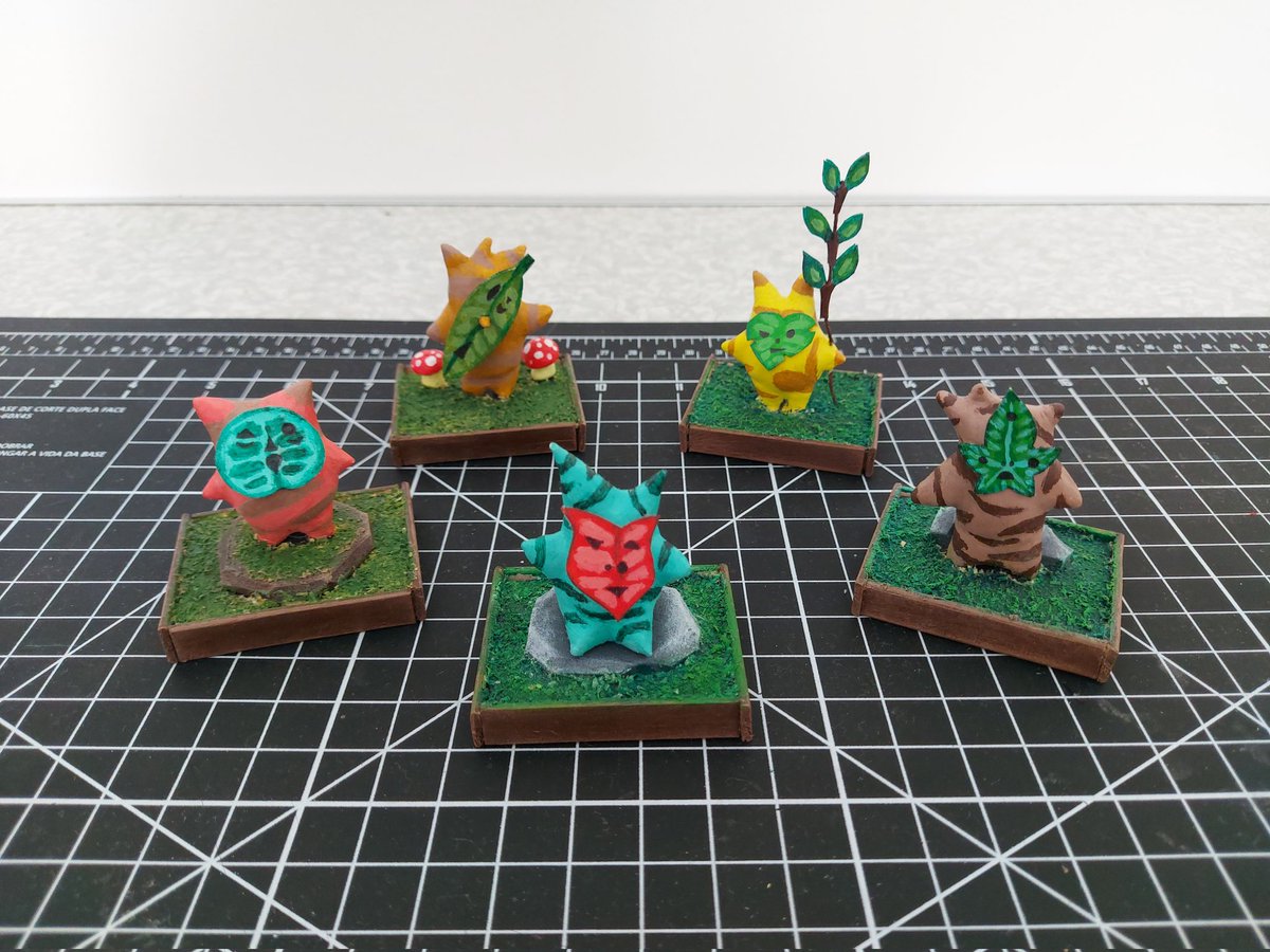 julioreisarts's tweet photo. KOROKS!!! 
Todos modelados a mão com cerâmica fria, mini cenários feitos com palitos de sorvete, EVA, serragem e finalizados com tinta acrilica e verniz fosco!

Disponível a pronta entrega e também por encomenda! 

#arte #artesao #zelda #korok #thelegendofzelda #art #diorama https://t.co/FFPuu6jbdJ
