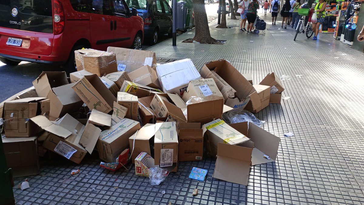VIVABalvanera's tweet photo. Esto es Once todos los días, locales que dejan una gran cantidad de basura en las veredas, @jorgemacri podrá el gobierno de la Ciudad colocar multas ?
Castelli al 200 y Rivadavia 2391, pagamos impuestos y queremos lo que corresponde https://t.co/rJfPHMc6RX