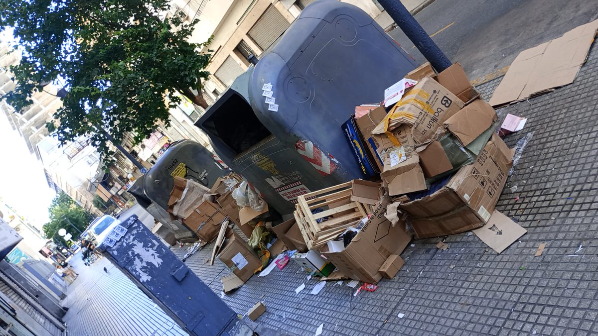 VIVABalvanera's tweet photo. Esto es Once todos los días, locales que dejan una gran cantidad de basura en las veredas, @jorgemacri podrá el gobierno de la Ciudad colocar multas ?
Castelli al 200 y Rivadavia 2391, pagamos impuestos y queremos lo que corresponde https://t.co/rJfPHMc6RX