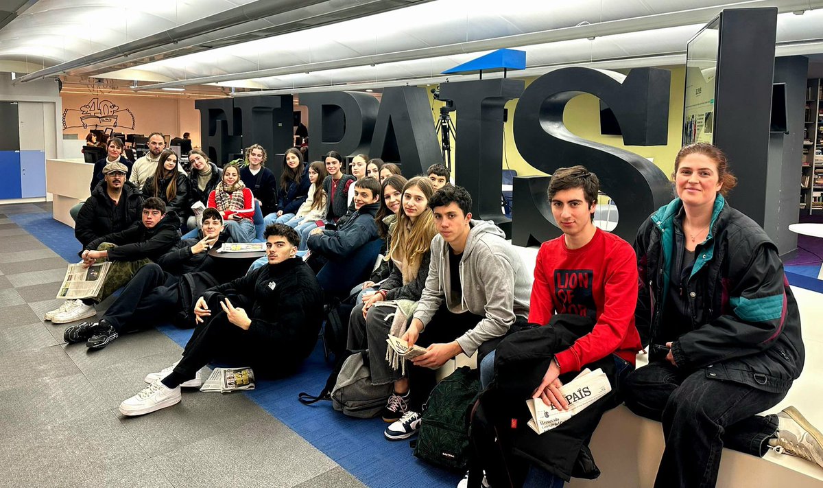 Tras su paso por Madrid, nuestros alumnos regresaron con su diploma tras participar en las jornadas de formación de jóvenes reporteros 2025.

Nous étudiants sont revenus avec leur diplôme après avoir participé aux journées de formation pour jeunes journalistes 2025.