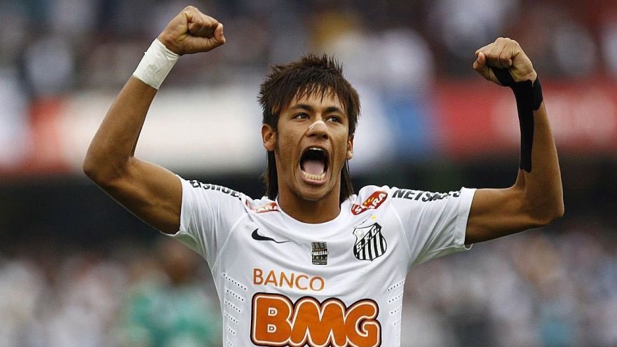 Oledobrasil's tweet photo. Neymar não está apenas voltando pro Santos.

Neymar está voltando pro Santos no segundo pior momento da história do clube.

O Peixe foi rebaixado (pior momento, claro), subiu, mas está desestruturado e com um time fraquíssimo. 

Neymar não está fazendo “um favor” ao Santos, mas está mostrando que, no mínimo, respeita muito essa camisa. Ou ama mesmo.

Afinal, o craque poderia jogar em qualquer outro clube brasileiro ou em qualquer parte do mundo.

Eu respeito muito isso. Muito mesmo. 

E, sem clubismo, to torcendo pra dar certo. 

Já disse e repito: Neymar no Santos vai ser espetacular pro futebol brasileiro! 

📸 Ricardo Saibun / Divulgação Santos FC
