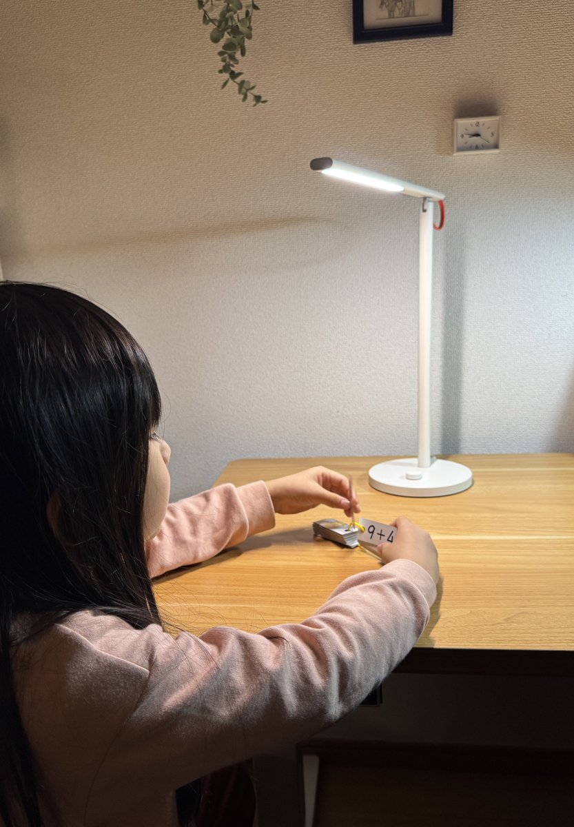 AnomaloG's tweet image. デスクが新しくなって63cmまで下げられるようになった。

小1の長女、今まではベンチソファの上に座いす乗っけてたけど、普通にすわって勉強出来るようになった。

なにげにコレが一番嬉しいかも！！

#flexispot
#E7H #ad