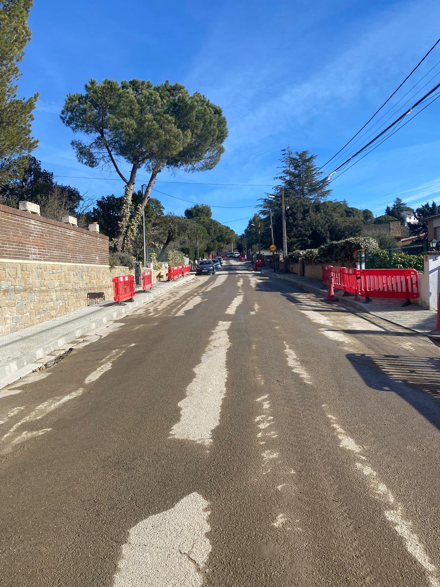 Juntsmunicipis's tweet image. 📹 El diputat Ramon Bacardit (@ramonbacardit) ha visitat Calders amb l’alcalde Eduard Sánchez (@EduardSCampoy) per supervisar les obres al carrer Paguera, situat a la urbanització de la Guàrdia, una actuació prioritària per millorar la qualitat urbanística i garantir una…