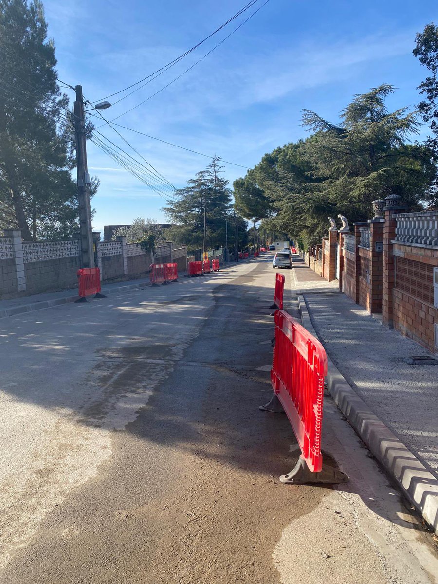 Juntsmunicipis's tweet image. 📹 El diputat Ramon Bacardit (@ramonbacardit) ha visitat Calders amb l’alcalde Eduard Sánchez (@EduardSCampoy) per supervisar les obres al carrer Paguera, situat a la urbanització de la Guàrdia, una actuació prioritària per millorar la qualitat urbanística i garantir una…