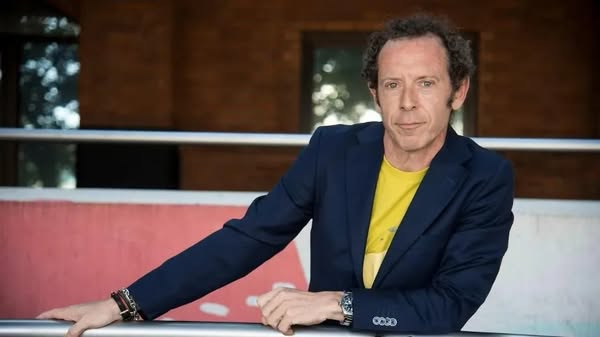 enfoque_salta's tweet photo. 🛑Murió Alfred Oliveri (55), recordado notero de "CQC". También fue cronista de “Caiga quien caiga”, “El Rayo” y “Trip”. En los últimos años se dedicó a la dirección de cine. Por el momento se desconocen las causas de su fallecimiento
#alfredoliveri #CQC #notero #cronista #cine https://t.co/IVeyaaOWgL