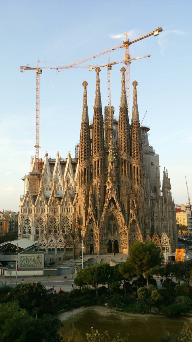 バルセロナは新婚旅行で訪れてて似たような入口で撮ってた😳
宿はサグラダファミリアが目の前に見えるアパートで屋上からの眺めは全体が見渡せて素晴らしかった🥹
風くんが座ってたベンチはその前あったガウディ広場ぽいなぁ😌
#藤井風instagram 
#fujiikaze