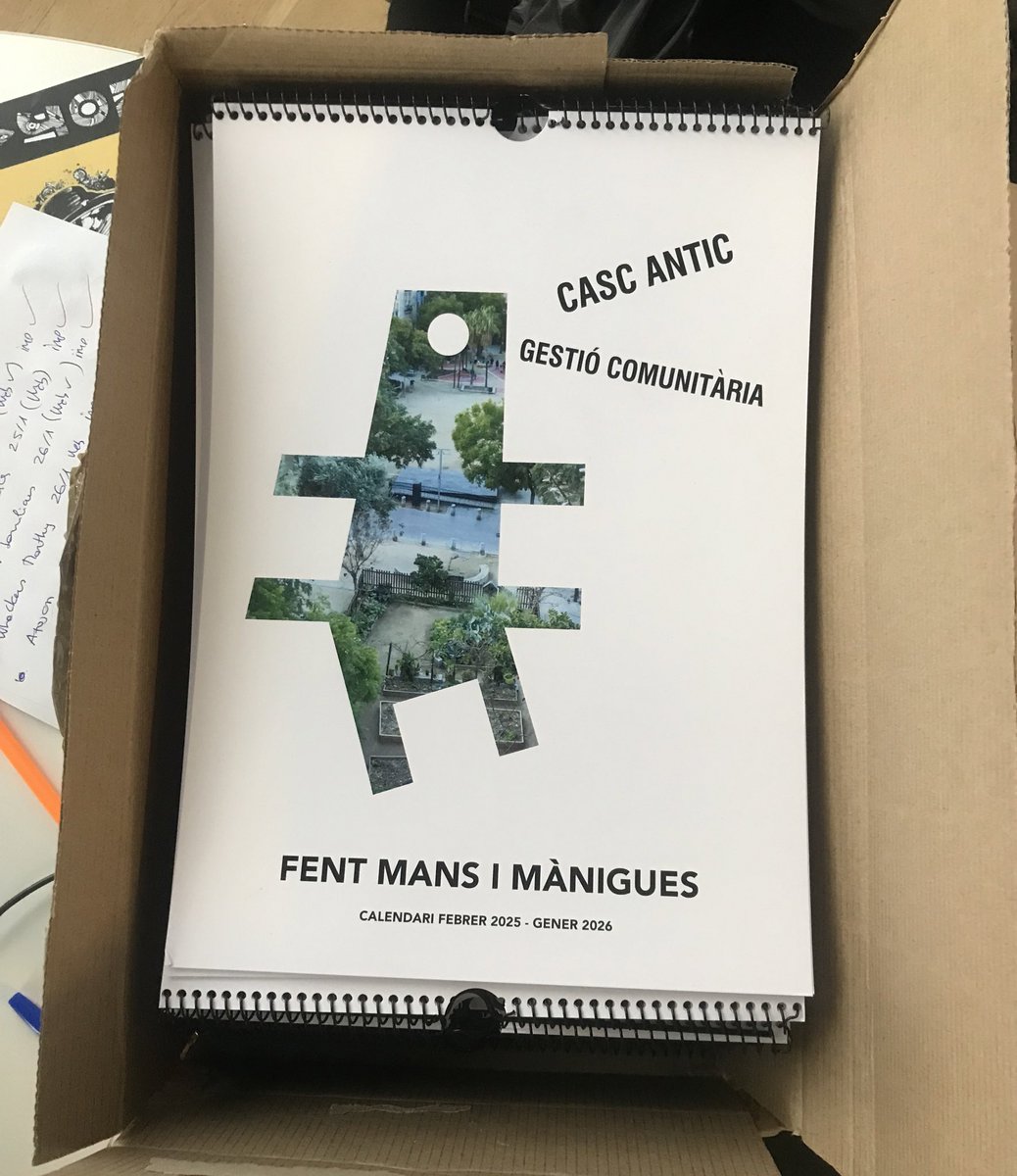 CasalPou's tweet image. Avui hem recollit els calendaris a #canboada i ja els hem començat a distribuir per entitats i col·lectius del barri amb qui col·laborem habitualment. I evidentment ja el tenim penjat a l’oficina