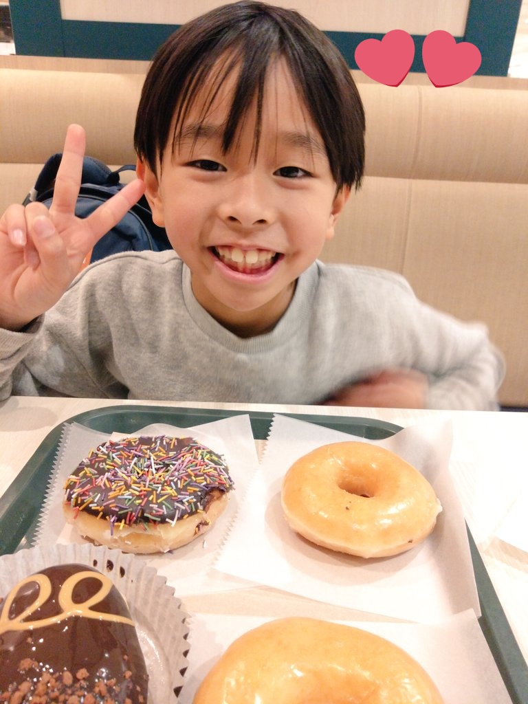 0518Hibik's tweet photo. 【お出かけ🛍✨🍩】
今日は案件があって都内へお出かけ✨ 帰りにイルミネーションが綺麗なところが🤗ドーナツ🍩買ってもらったよ❤おNEWのシャツ🧥���うかな？
 #お出かけ  #ドーナツ https://t.co/7tVlUIH1V8