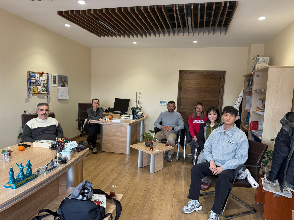 ASBÜ Bölge Çalışmaları Enstitüsü (@asbu_bce) on Twitter photo Türkiye'de araştırmalar yürütmekte olan Çinli bilim insanları Ye Zhangxu (Şangay Üniversitesi), Wu Wei Qian (Şangay Uluslararası Çalışmalar Üniversitesi) ve Zhu Ping (Sabanci Üniversitesi) geçen hafta <a href="/ASBU_BCE/">ASBÜ Bölge Çalışmaları Enstitüsü</a>'ye bir ziyaret gerçekleştirdiler. Kendilerine teşekkür ederiz. Türkiye'de araştırmalar yürütmekte olan Çinli bilim insanları Ye Zhangxu (Şangay Üniversitesi), Wu Wei Qian (Şangay Uluslararası Çalışmalar Üniversitesi) ve Zhu Ping (Sabanci Üniversitesi) geçen hafta <a href="/ASBU_BCE/">ASBÜ Bölge Çalışmaları Enstitüsü</a>'ye bir ziyaret gerçekleştirdiler. Kendilerine teşekkür ederiz.