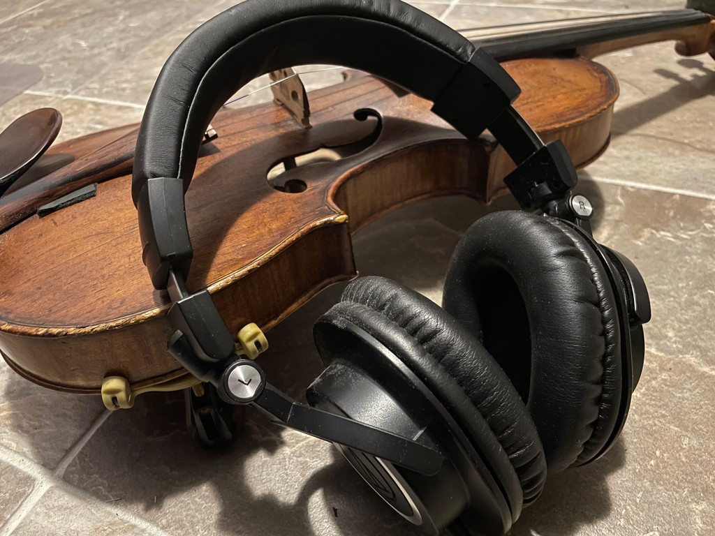 KatherineMoller's tweet photo. Listening is the first step to mastering any tune. 👂🎻 

Start your next practice by listening before you play.

#LearnByEar #FiddleTips https://t.co/ezERsv9kBh