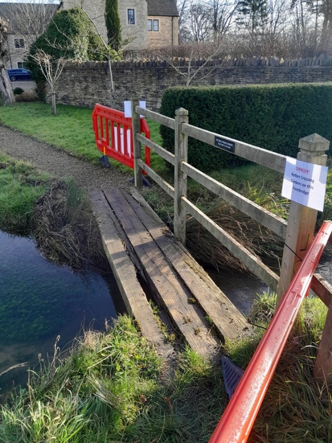 WNhighways's tweet photo. Earlier this month we made improvements to a public footpath in the parish of #Croughton in West #Northamptonshire.
A rotten 3.6m sleeper bridge was reported to the Rights of Way Officer & has been replaced.
👀Check out the before & after pics!
🙌#YouSaidWeDid https://t.co/bErK75fnTT