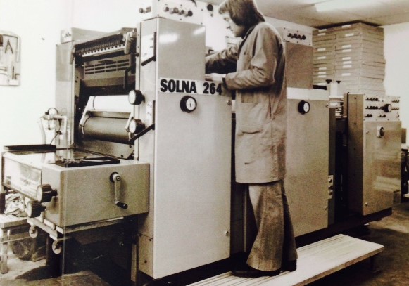 OptichromeLtd's tweet photo. A glimpse into the golden age of printing, a black and white photograph of our Solna 264 printing press, captured mid-action as the print minder repositions the plates. This reminds us of how far the print industry has come.
#thinkprint #print #loveprint #solna #throwback https://t.co/apmX1eRfgD