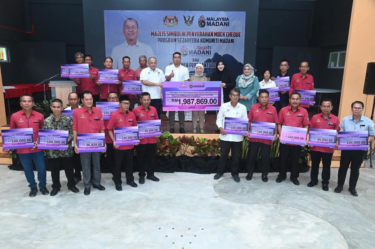 JapenSarawak's tweet photo. Menteri Pembangunan Wanita, Keluarga dan Masyarakat Dato' Sri Nancy Shukri ketika menyempurnakan Majlis Penyerahan Simbolik Mock Check Program Sejahtera Komuniti MADANI (SejaTi MADANI) di Dewan Masyarakat Kampung Tanah Hitam, di sini petang tadi. https://t.co/hbAeLsEmQq