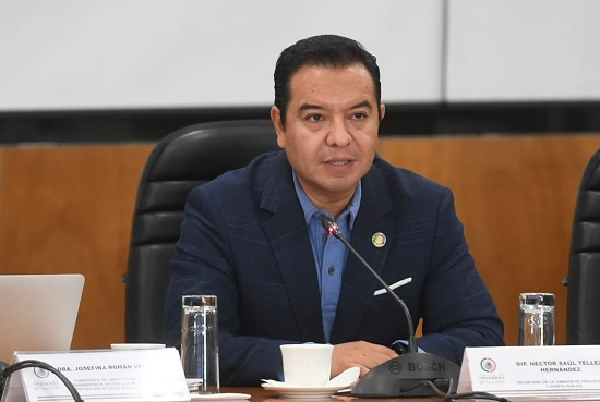 Juan_OrtizMX's tweet photo. 🗳📌 ¿UNIVERSIDADES DEL BIENESTAR O UNIVERSIDADES FANTASMA? EL PAN PIDE CUENTAS

El diputado Héctor Saúl Téllez advierte que las Universidades del Bienestar Benito Juárez son un fracaso educativo que ha costado más de 9 mil millones de pesos en los últimos años, sin resultados claros.

¿Qué pasa con estas universidades? 

Acusa falta de instalaciones adecuadas, equipo, profesores capacitados y titulación de egresados. 

Y que en algunos casos, ni siquiera existen en las direcciones registradas. 

Además, que en cuatro años solo se han titulado poco más de 2 mil estudiantes.

El PAN acusa que este proyecto de Morena no es más que una fachada política para ganar votos en comunidades vulnerables. 

Por eso piden un informe detallado a la SEP sobre su operación real.