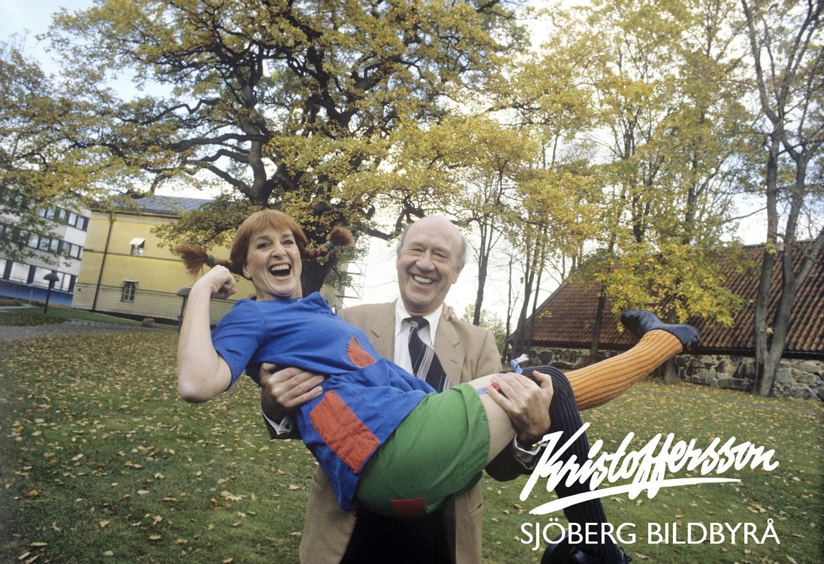 Sjobergbild's tweet image. Det surrar just nu om Siw Malmkvist. Jag förutspår ett ökande intresse för mina bilder på den fantastiska artisten.

Här med tv-legendaren Lennart Hyland i samband med att Siw gör rollen som Pippi på teatern. 17 oktober 1981.

#Siw #Hyland #Pippi