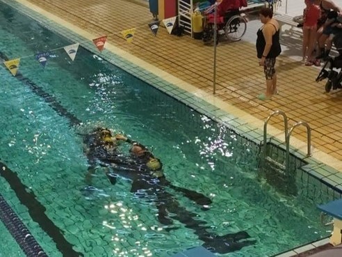 Hace unos días, varias personas usuarias de #AspaceLugo pudieron experimentar la sensación del buceo gracias a la Asociación #AlAguaSinLimitaciones🤿
Porque el deporte debe ser accesible para todas las personas, ¡sin barreras ni límites! #Inclusión #paralisiscerebral #somosASPACE