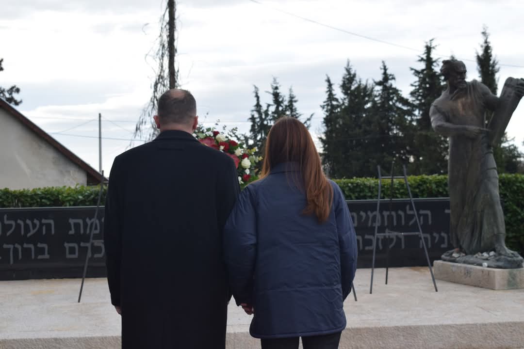 Povodom Međunarodnog dana sjećanja na žrtve holokausta, SDP-ova delegacija položila je vijenac kod skulpture "Mojsije" na Židovskom groblju na Mirogoju. Holokaust, kao najveći zločin u povijesti čovječanstva, trajna je opomena protiv mržnje, nasilja i diskriminacije.