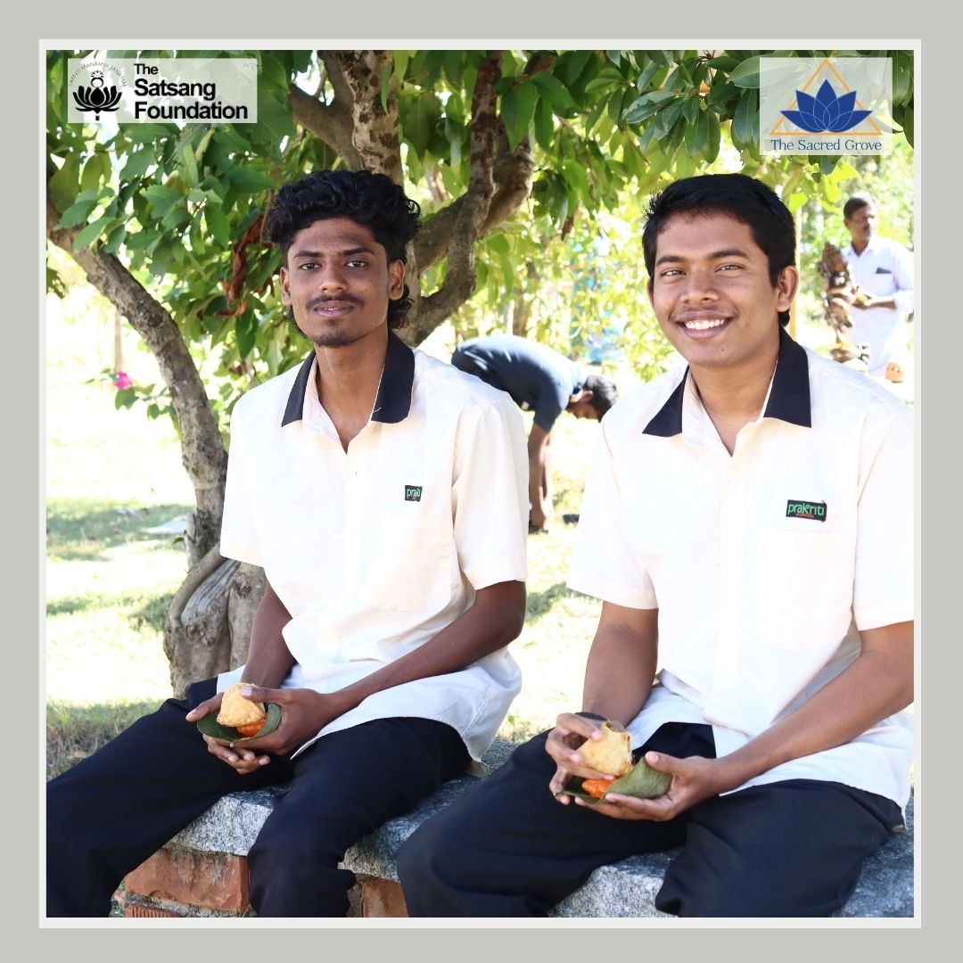 SatsangTweets's tweet photo. Samosas and Imarti added a traditional touch, and the customary group photo captured the joy and pride of the moment.
#thesatsangfoundation #thesacredgrovecentreforexploringconsciousness #thesacredgrovechowdepalle #TheSacredGrove #76YearsOfRepublic #RepublicDay2025 https://t.co/nXRTm2DujN