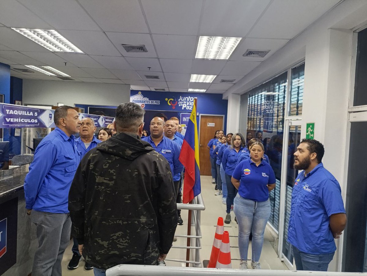 InttCharaNorte's tweet photo. #LunesCívico | 🇻🇪 Servidores Públicos del INTT Charallave Norte  entonan las Gloriosas Notas del Himno Nacional y rinden honores a la Bandera Nacional https://t.co/nGkp2raPVE