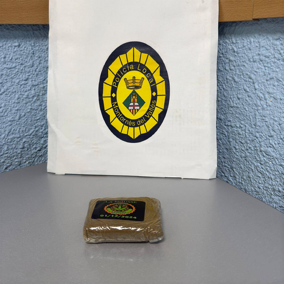 PoliciaLocalMdV's tweet photo. ℹ️👮👮‍♀️ La nit de dijous a divendres vam detenir un individu a qui vam intervenir 100 g d’una substància, presumiblement, haixix. 
L’actuació va tenir lloc durant un dels nostre serveis preventius de seguretat ciutadana.
#MontornesSegur 
➕ℹ️👉 https://t.co/BCs7QLNEKo https://t.co/XE5MZYsgLy