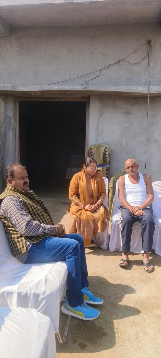 RupaSingh58's tweet photo. भाजपा के वरिष्ठ नेता श्री विनय कुमार चौबे जी भैया के बड़े सुपुत्र का आकस्मिक निधन हो जाने के कारण आज   उनके घर गए एवं इस हृदय विदारक घटना से शोकाकुल परिजनों को ढाढस बंधाया। https://t.co/PXC8DYwPQd