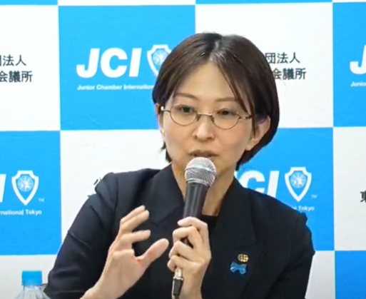 AD4771X's tweet photo. さとうさおり候補
にっこりしながら不正請求があった会社への
８億円の補助金を区長へ質問

区長も把握してない、答えられない。
会場騒然。

公認会計士ならでは。オンブズマン顔負け。
すごいぞこの方。

#千代田区長選挙2025
#さとうさおり公認会計士
#千代田を減税特区に 

https://t.co/tk7Z0iY5p3