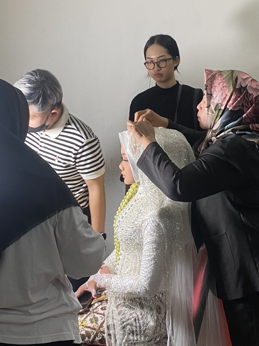 ganaattia's tweet photo. happy for you curut. sekarang udah gabisa sampe malem dikamarmu, udah gabisa main game kaya orgil gatau waktu, gabisa malem2 cari makan 🥺 tapi semoga masih bisa sih. next kegiatan kita laundry bareng 🤍🫶🏼 aga gmn gt sih sebenernya nulis gini 🙄 https://t.co/rqegaTfHIE