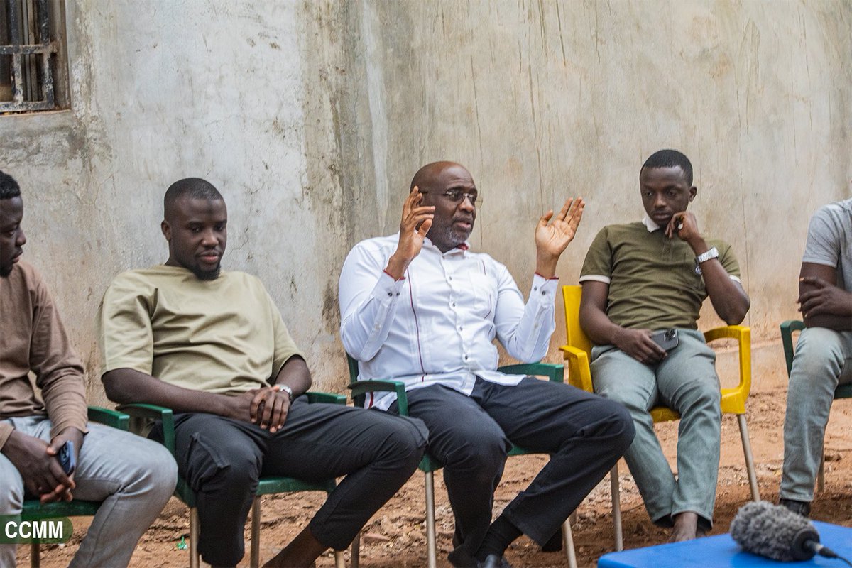 Notre initiative d’échanges avec les GRINS continue et ce samedi nous sommes allés à Baco-Djicoroni dans commune 5 du district de Bamako.

Avec ces jeunes, nous avons beaucoup évoqué les sujets d’économie et de vie quotidienne de nos compatriotes.
Je leur ai indiqué les effets de