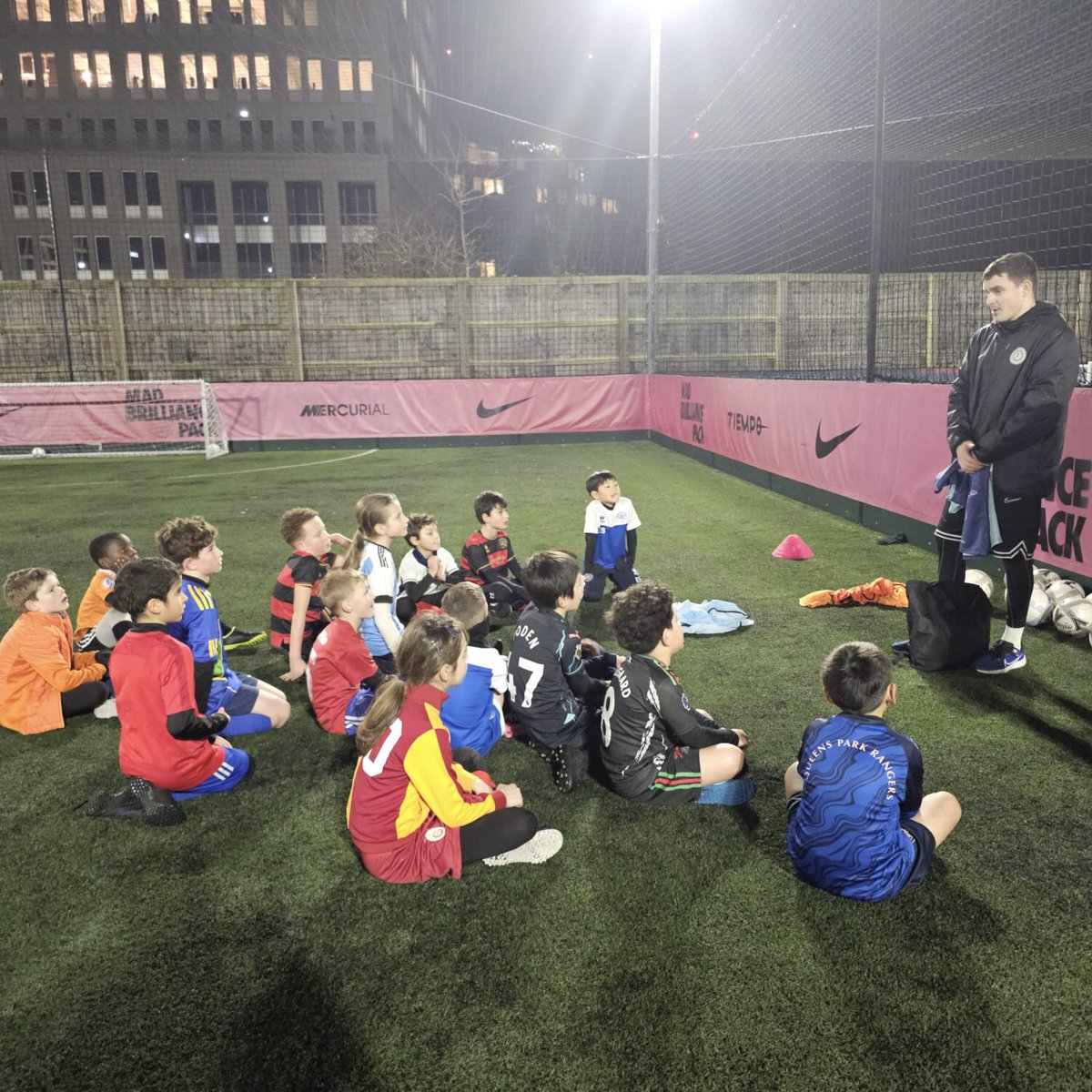 A special visit from an Ex-Professional Footballer ⚽️

Jacob Gardiner-Smith joined us at our ADP session at Powerleague, Shepherds Bush to speak with our participants and give them advice from the professional football world 🙌
