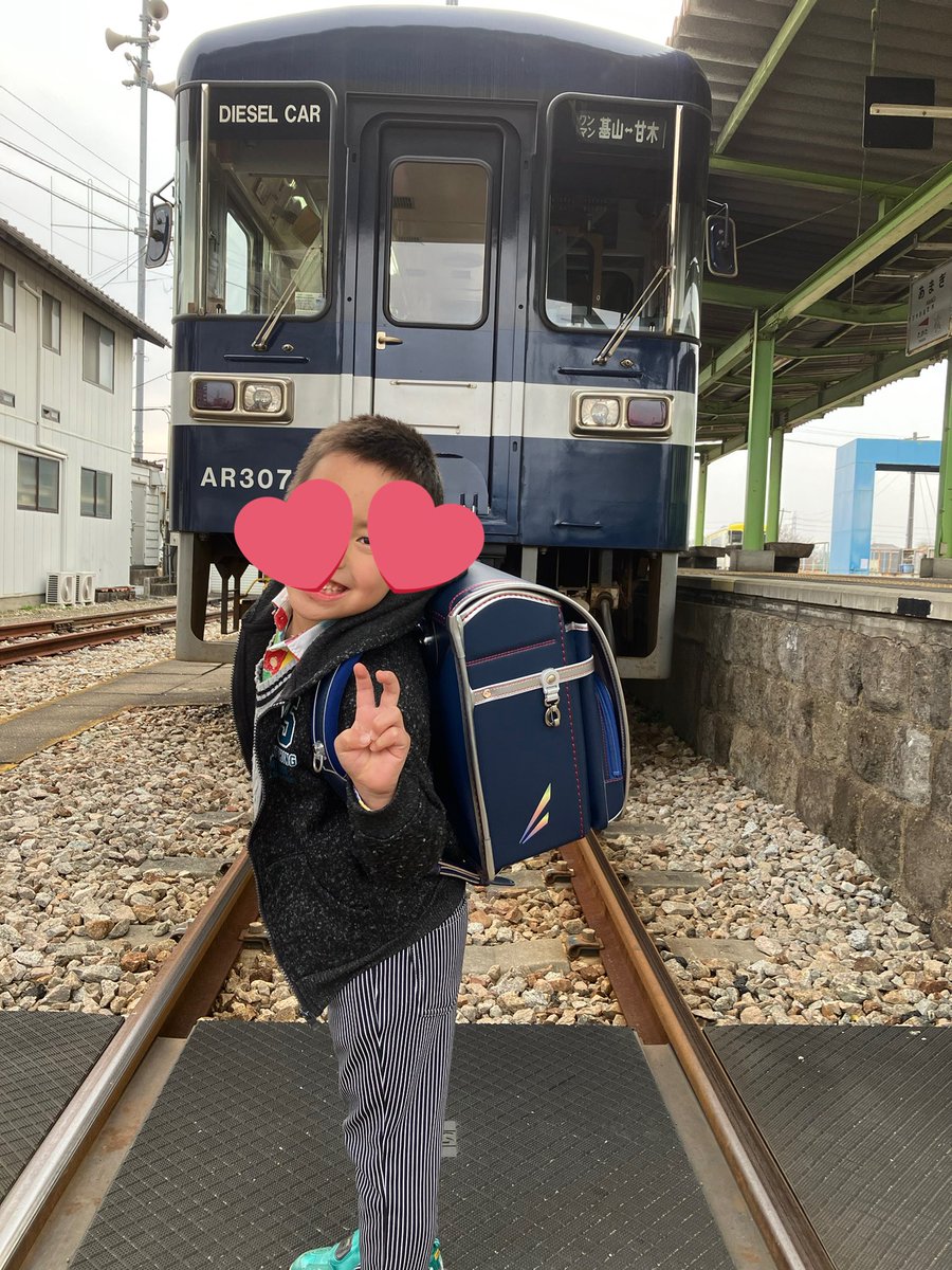 tsukimaaki815's tweet photo. 甘木鉄道が好きすぎてランドセルまでイメージしてしまい、大好きな車両と📸
そしてランドセル単体で撮ったらなんかコラボってる写真になった(笑)
#LaLaちゃんランドセル
#甘木鉄道 #甘鉄 #AR307 https://t.co/LuBFXga326