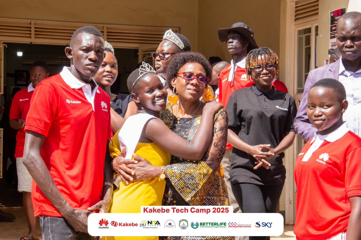 AmoloElizabeth's tweet photo. Miss Teen Northern Uganda Queens having a photo moment with Dr. Acheng Jane Ruth ministry of health/ Mp lira city. After successfully Launching the Camp Tech program as the guest of honor.🤝🤝🙏🏻👏

# ministry of health 
#kakebe Tech
# miss teen north
#Road tomissteenUg https://t.co/gBIYVaxsEM