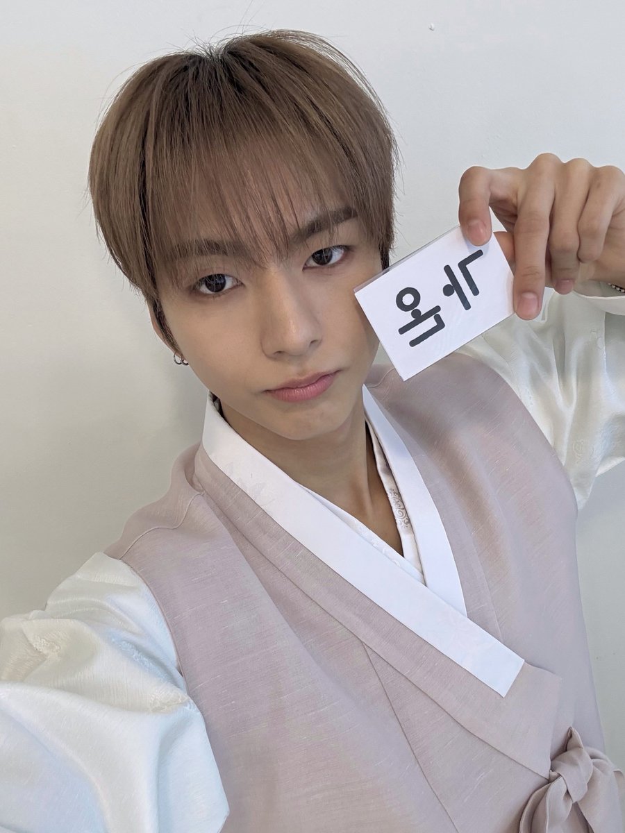 안녕하세요 ”엑스디너리 멤버를이러쿵저러쿵바꿔봤즈“에 곽가온입니다. 
모두모두 새해 복 많이 받으시고 올 한해가 여러분을 위한 시간이 있는 한 해가 되기를 기도하겠습니다.
싸랑해요💜

#Ode #오드
#오드득 #오드를 #얻었다
#오사내사
#내가바로그곽자식..?