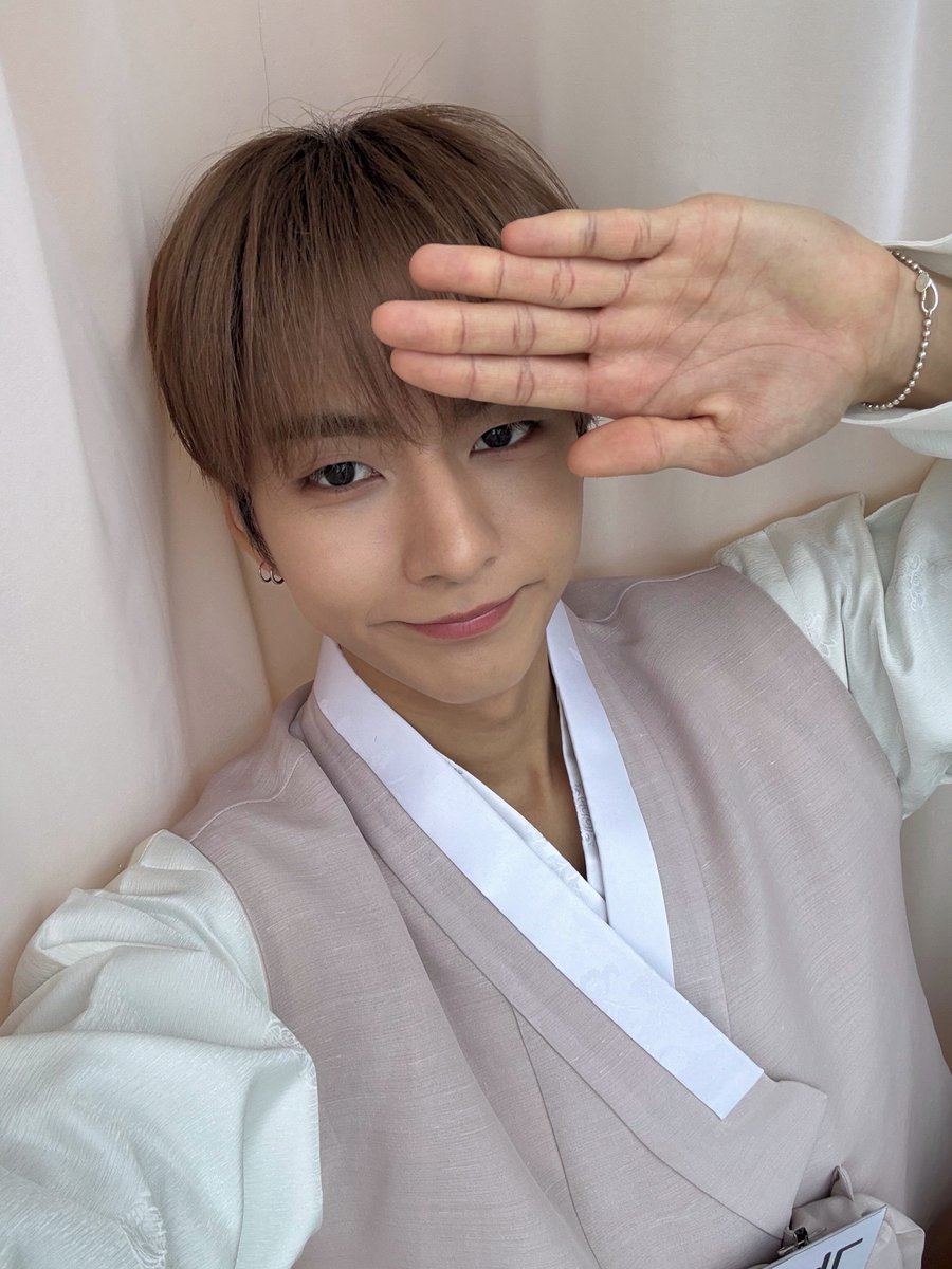 XH_official's tweet photo. 안녕하세요 ”엑스디너리 멤버를이러쿵저러쿵바꿔봤즈“에 곽가온입니다. 
모두모두 새해 복 많이 받으시고 올 한해가 여러분을 위한 시간이 있는 한 해가 되기를 기도하겠습니다.
싸랑해요💜

#Ode #오드
#오드득 #오드를 #얻었다
#오사내사
#내가바로그곽자식..? https://t.co/GW9Tgzmadn
