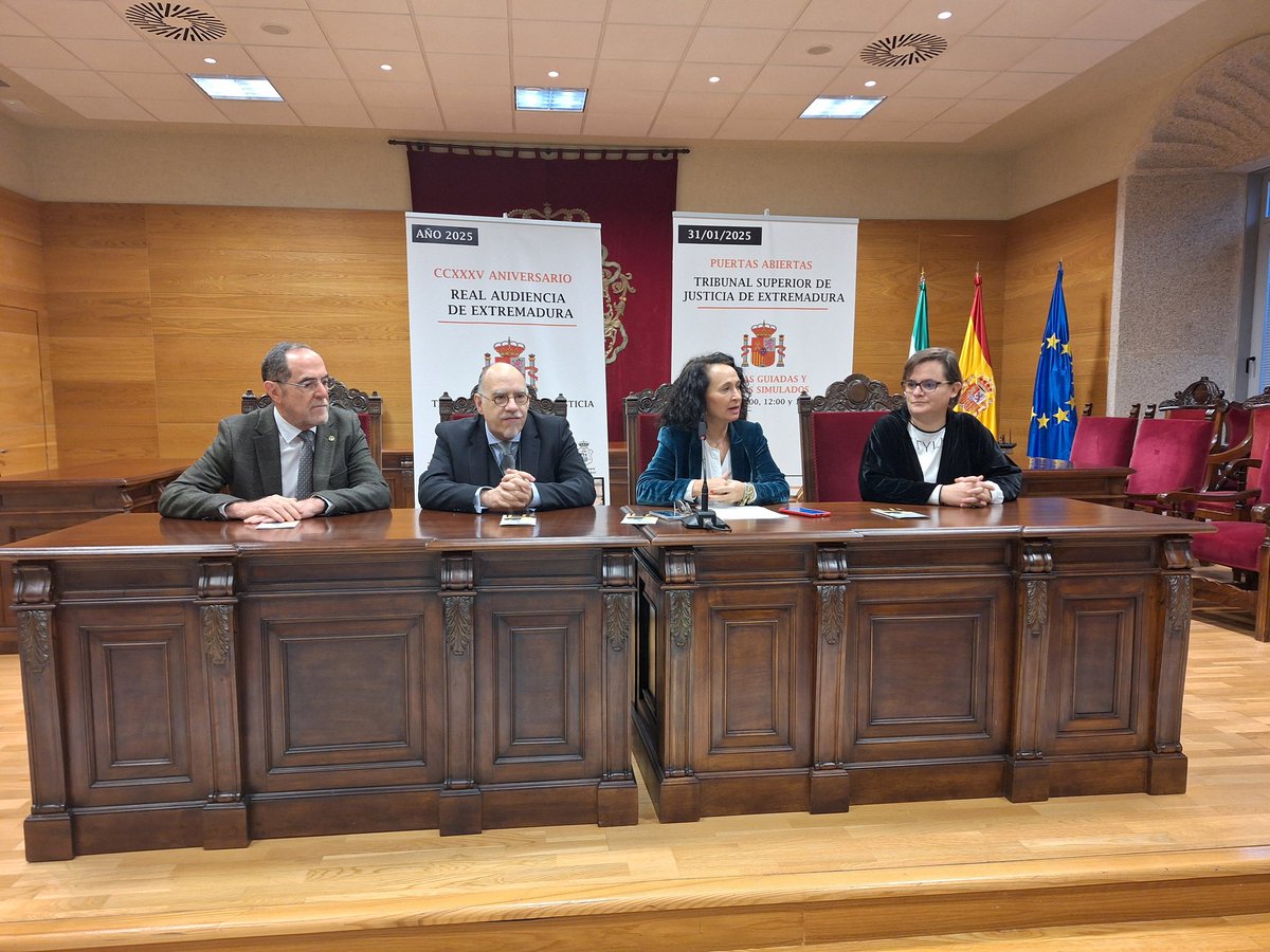 Presentación ante los medios de comunicación de la I Jornada de Puertas Abiertas del <a href="/TSJEXT/">TSJ Extremadura</a>, que tendrá lugar este viernes, día 31, a las 17 horas. Más detalles y programación del 235 aniverdario de la Real Audiencia de Extremadura ⬇️ poderjudicial.es/cgpj/es/Poder-…