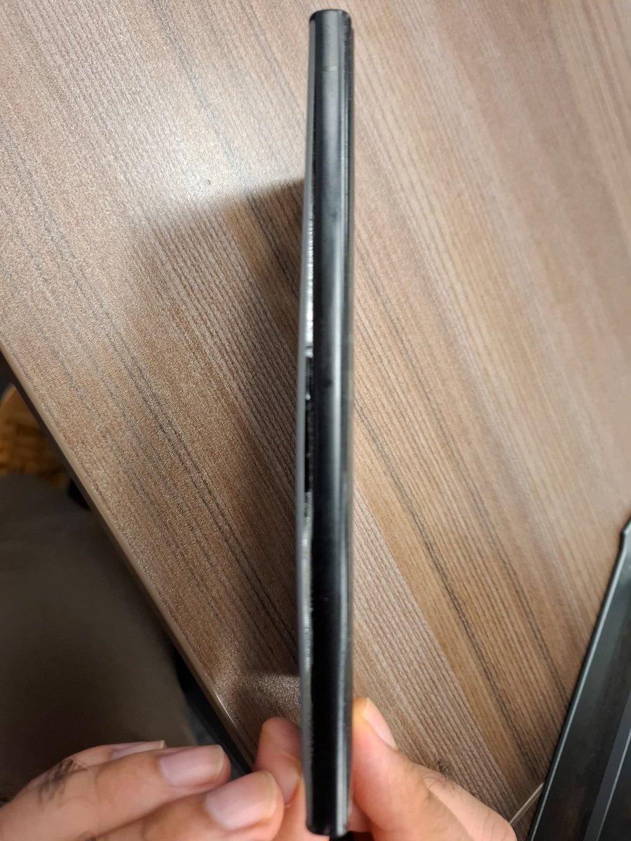 diab_data_guy's tweet photo. @SamsungMalaysia this is probably my last phone with Samsung. Today during a meeting my battery expanded out of sudden, so I rushed to Samsung service center and instead of rushing to help me. They recommended to fix my phone in other shops because they don't have a stock ! https://t.co/UEkxKGCog5