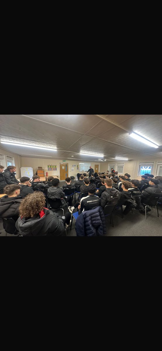 paulhannaford's tweet photo. With pro direct football & education program lads in Poole Dorset ⚽️👬😊❤️ #talk2 https://t.co/eCw8lSPYfe