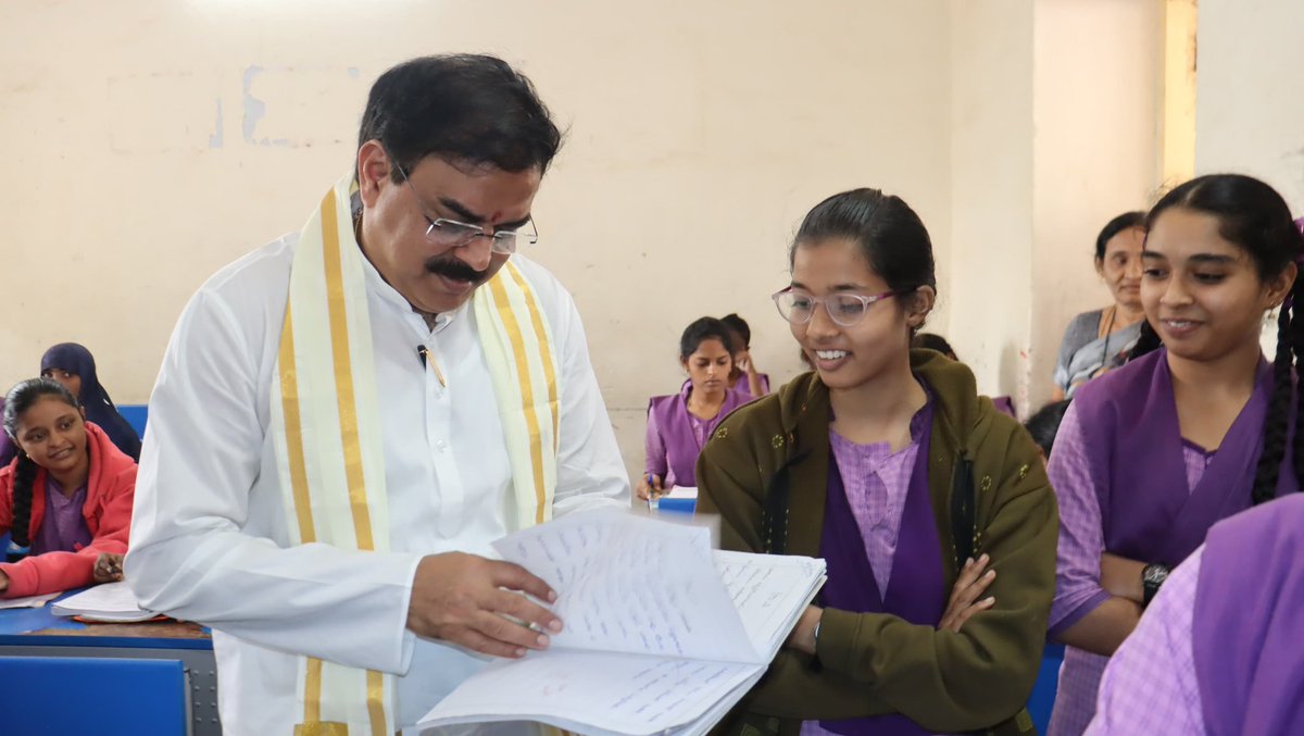 apcsmin's tweet photo. ఆంధ్రప్రదేశ్ రాష్ట్ర ఆహార పౌరసరఫరాల శాఖ మంత్రివర్యులు శ్రీ @mnadendla గారు ఈరోజు  ఐతానగర్ 1,2 వార్డులో పాదయాత్ర నిర్వహించి ప్రజల సమస్యలు తెలుసుకున్నారు, సంబంధిత అధికారులకి సమస్యలు పరిష్కరించవలసిందిగా కోరడమైనది.
#NadendlaManohar #WardVisits #Tenali https://t.co/i5iIZSMATI