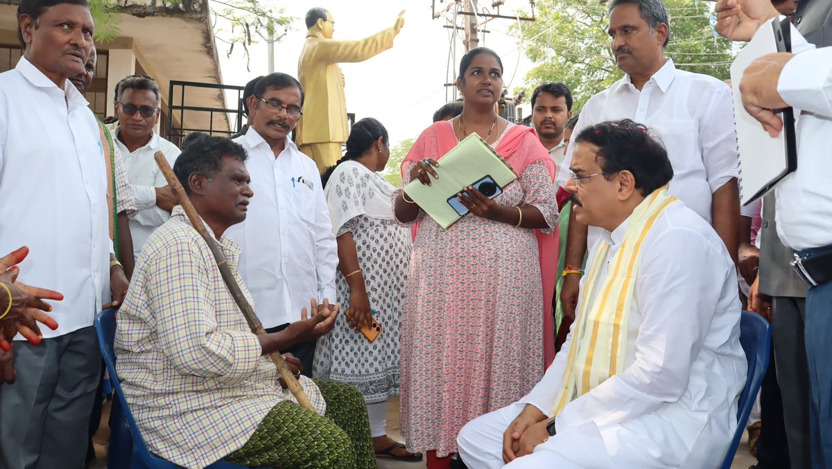 apcsmin's tweet photo. ఆంధ్రప్రదేశ్ రాష్ట్ర ఆహార పౌరసరఫరాల శాఖ మంత్రివర్యులు శ్రీ @mnadendla గారు ఈరోజు  ఐతానగర్ 1,2 వార్డులో పాదయాత్ర నిర్వహించి ప్రజల సమస్యలు తెలుసుకున్నారు, సంబంధిత అధికారులకి సమస్యలు పరిష్కరించవలసిందిగా కోరడమైనది.
#NadendlaManohar #WardVisits #Tenali https://t.co/i5iIZSMATI
