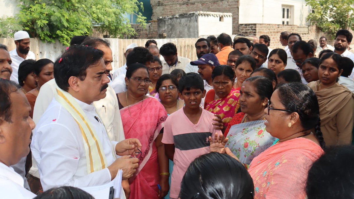 apcsmin's tweet photo. ఆంధ్రప్రదేశ్ రాష్ట్ర ఆహార పౌరసరఫరాల శాఖ మంత్రివర్యులు శ్రీ @mnadendla గారు ఈరోజు  ఐతానగర్ 1,2 వార్డులో పాదయాత్ర నిర్వహించి ప్రజల సమస్యలు తెలుసుకున్నారు, సంబంధిత అధికారులకి సమస్యలు పరిష్కరించవలసిందిగా కోరడమైనది.
#NadendlaManohar #WardVisits #Tenali https://t.co/i5iIZSMATI