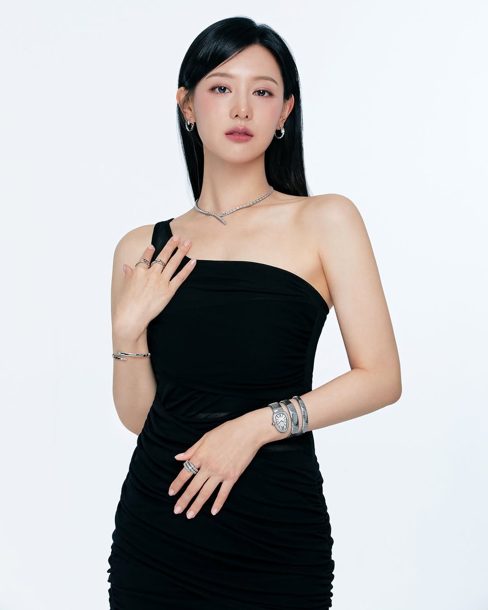jiwoneejt's tweet photo. Omg Jiwon posted on IG!! Her first post in 2025 is w/ @Bulgariofficial 😍

#KimJiwon X #BvlgariSerpenti https://t.co/e40l04UywU