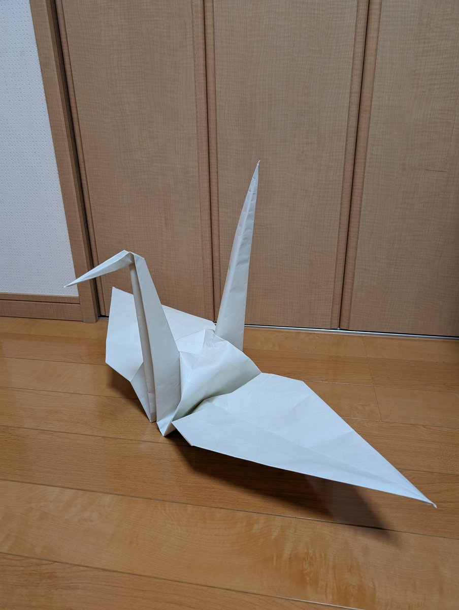 1121Dazai's tweet photo. 学校で友達がめっちゃ小さい��り鶴折ってたんで、対抗すべく家にある一番大きい紙で折り鶴折りました✨️
※50cm×50cmの紙です
多分この辺で一番大きい折り鶴なはず！！
＃折り紙　＃折り鶴 https://t.co/8idcuhOuBd