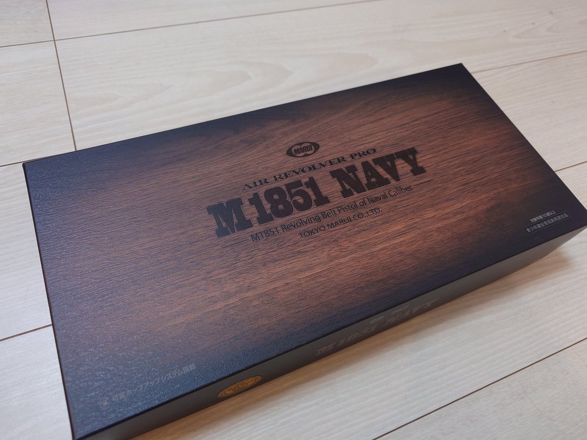 kazezerofire's tweet photo. 東京マルイ　M1851 NAVY買った＼(^o^)／
１０禁なんでめちゃ動作は優しい。まぁロマンアイテムなんで全く気にしてないが（笑）入れ物のデザインも良いし中のクッションもそのまま飾れるようにしてある。こりゃええやん（笑）どう飾ろうかヽ(=´▽`=)ﾉ
#M1851 NAVY https://t.co/QSgPgTYe9M