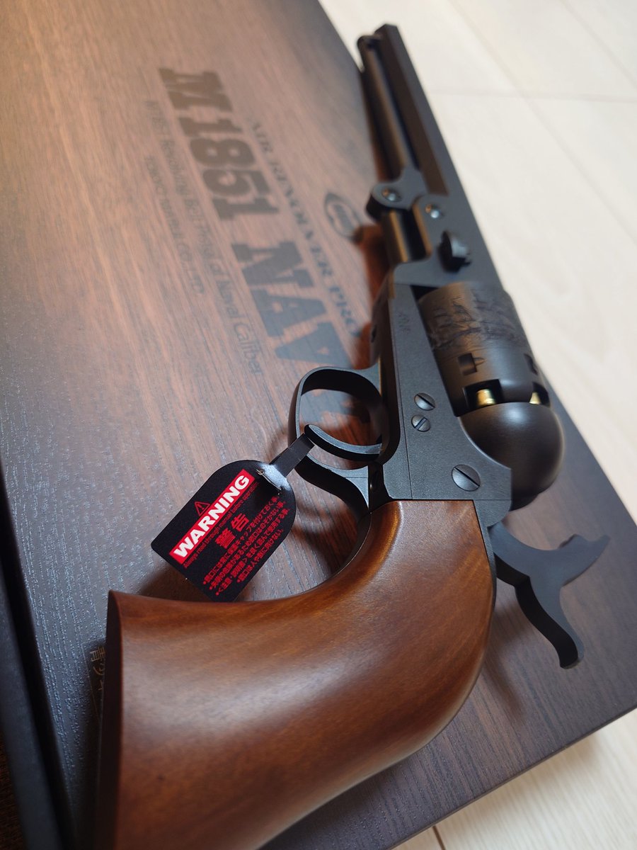 kazezerofire's tweet photo. 東京マルイ　M1851 NAVY買った＼(^o^)／
１０禁なんでめちゃ動作は優しい。まぁロマンアイテムなんで全く気にしてないが（笑）入れ物のデザインも良いし中のクッションもそのまま飾れるようにしてある。こりゃええやん（笑）どう飾ろうかヽ(=´▽`=)ﾉ
#M1851 NAVY https://t.co/QSgPgTYe9M