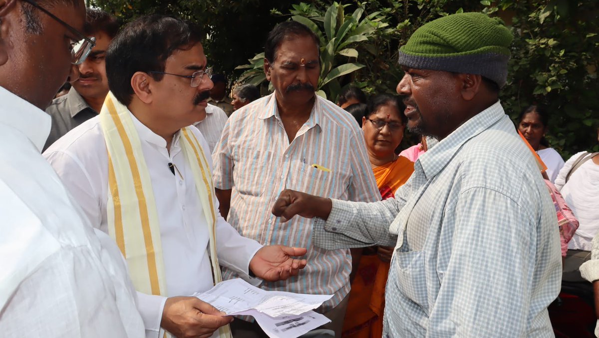 apcsmin's tweet photo. ఆంధ్రప్రదేశ్ రాష్ట్ర ఆహార పౌరసరఫరాల శాఖ మంత్రివర్యులు శ్రీ నాదెండ్ల మనోహర్ గారు ఈరోజు  ఐతానగర్ 1,2 వార్డులో పాదయాత్ర నిర్వహించి ప్రజల సమస్యలు తెలుసుకున్నారు, సంబంధిత అధికారులకి సమస్యలు పరిష్కరించవలసిందిగా కోరడమైనది.
#NadendlaManohar #WardVisits #Tenali https://t.co/7IWDEzfC6R