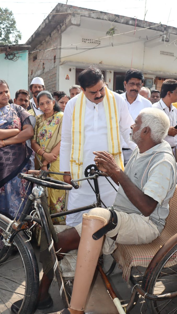apcsmin's tweet photo. ఆంధ్రప్రదేశ్ రాష్ట్ర ఆహార పౌరసరఫరాల శాఖ మంత్రివర్యులు శ్రీ నాదెండ్ల మనోహర్ గారు ఈరోజు  ఐతానగర్ 1,2 వార్డులో పాదయాత్ర నిర్వహించి ప్రజల సమస్యలు తెలుసుకున్నారు, సంబంధిత అధికారులకి సమస్యలు పరిష్కరించవలసిందిగా కోరడమైనది.
#NadendlaManohar #WardVisits #Tenali https://t.co/7IWDEzfC6R