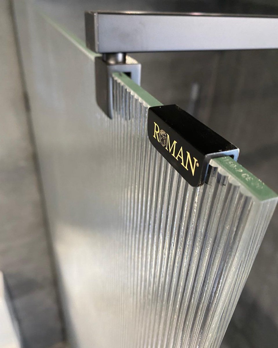 Sustainability meets high-quality craftsmanship 

Roman glass is crafted from recyclable materials, reflecting our commitment to a sustainable supply chain and prioritizing recycling throughout the product’s lifecycle.