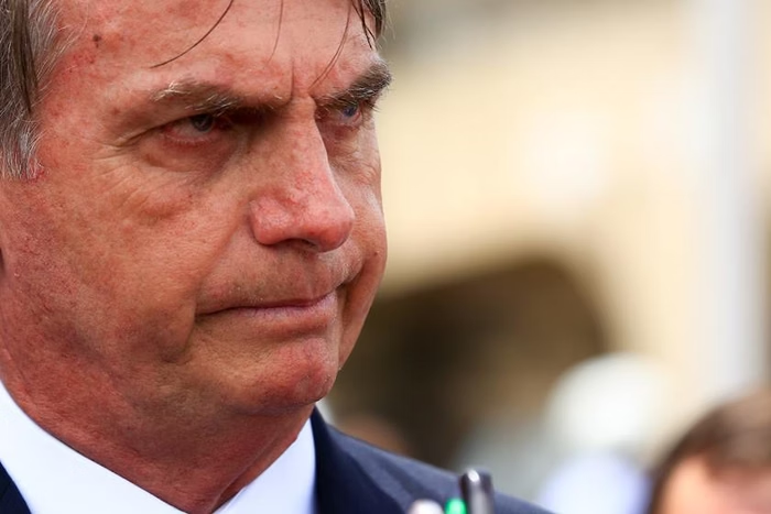 BlogdoNoblat's tweet photo. Há dúvidas sobre o destino de Bolsonaro. Será preso como Lula foi em 2018, trancafiado em uma cela da qual só saiu após 580 dias porque o Supremo decretou que seu julgamento fora irregular, e o ex-juiz Sérgio Moro parcial na maneira como o conduziu? Ou Bolsonaro ficará em prisão domiciliar, monitorado pelo uso de tornozeleiras eletrônicas e sujeito a outras restrições?
