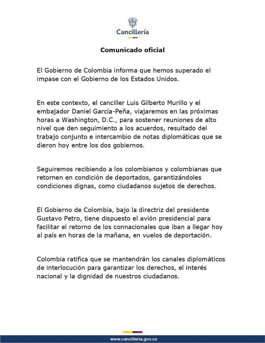 AntonioCR1974's tweet photo. @DCoronell Daniel, NO desinforme.
Petro jamás dijo que no aceptaba deportaciones, dijo que no aceptaba que los trajeran encadenados y puso a disposición el avión presidencial.
EEUU va a deportar Colombianos sin cadenas. https://t.co/7Y4K8MMpi3
